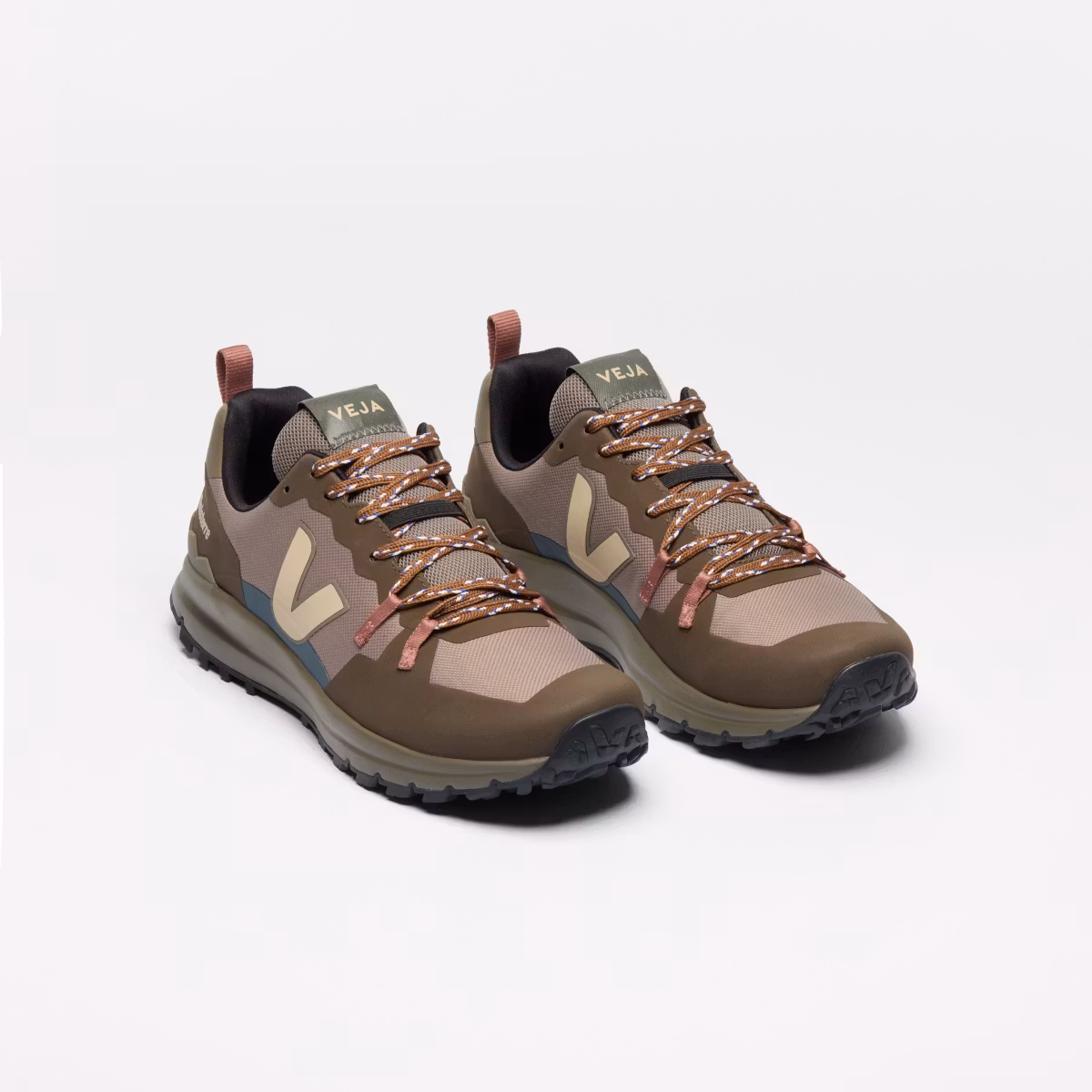 Veja x Finisterre Fitz Roy (Dam) - Basalt Almond