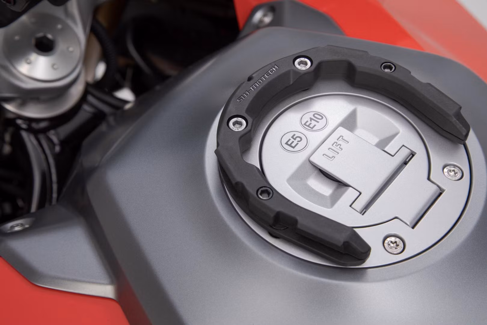 SW-MOTECH PRO tank ring SUZUKI ( tanklock med 5 skruvar )