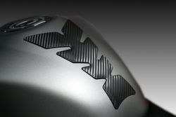 PUIG TANK PAD SOFT C/CARBON