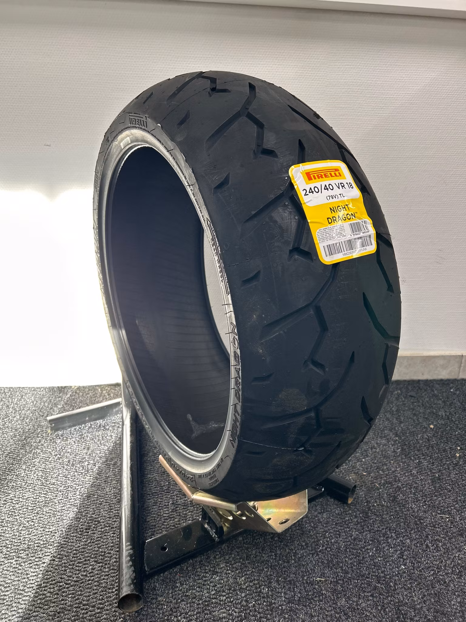 Pirelli Night Dragon 240/40 VR 18