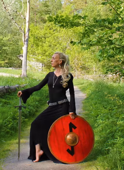 Svart stilren lång klänning