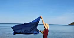 Fånga sommarens glädje - Fallorkas Blåa Sjal