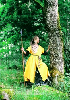 Gul vikingaklänning i Linne