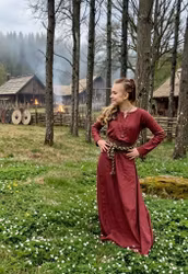 Rød vikingkjole til barn i lin fra 1299 kr