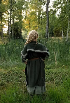 Vestido vikingo de lana verde: un elegante hallazgo ancestral.