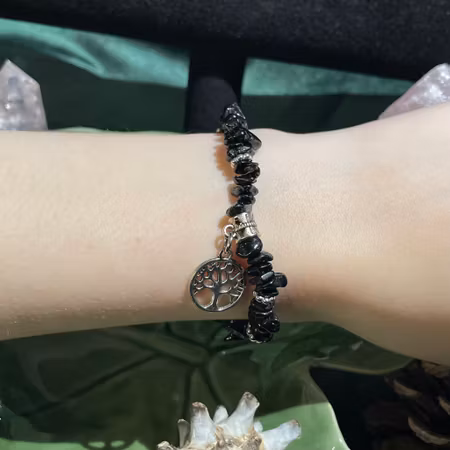Armband- Turmalin - Chips - Silverpärlor - Träd Charm
