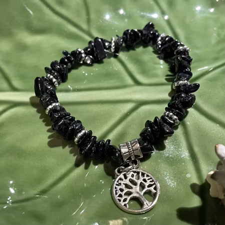 Armband- Turmalin - Chips - Silverpärlor - Träd Charm