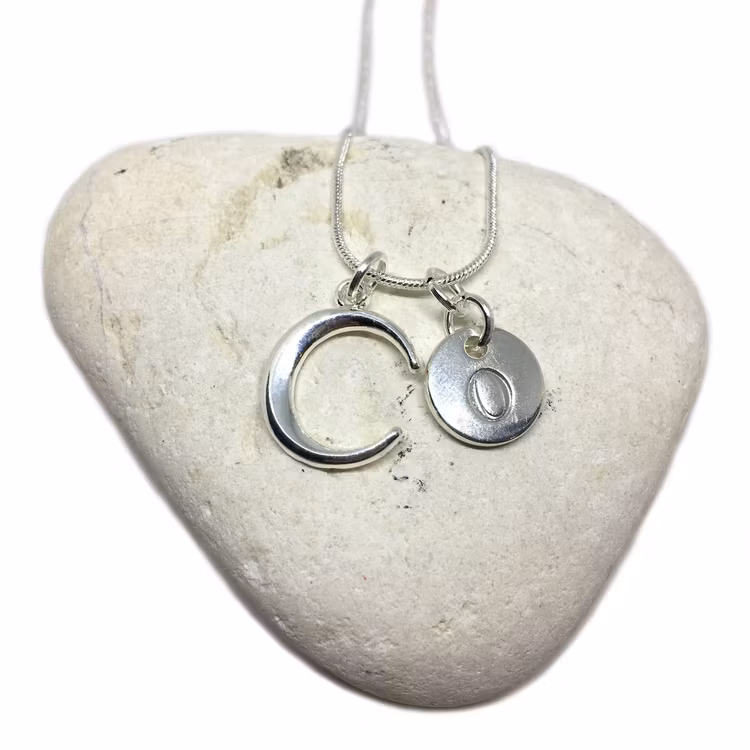 Bokstavsamuletter silver