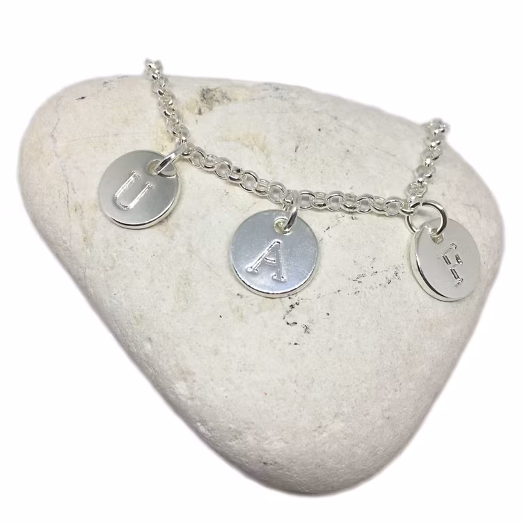 Bokstavsamuletter silver