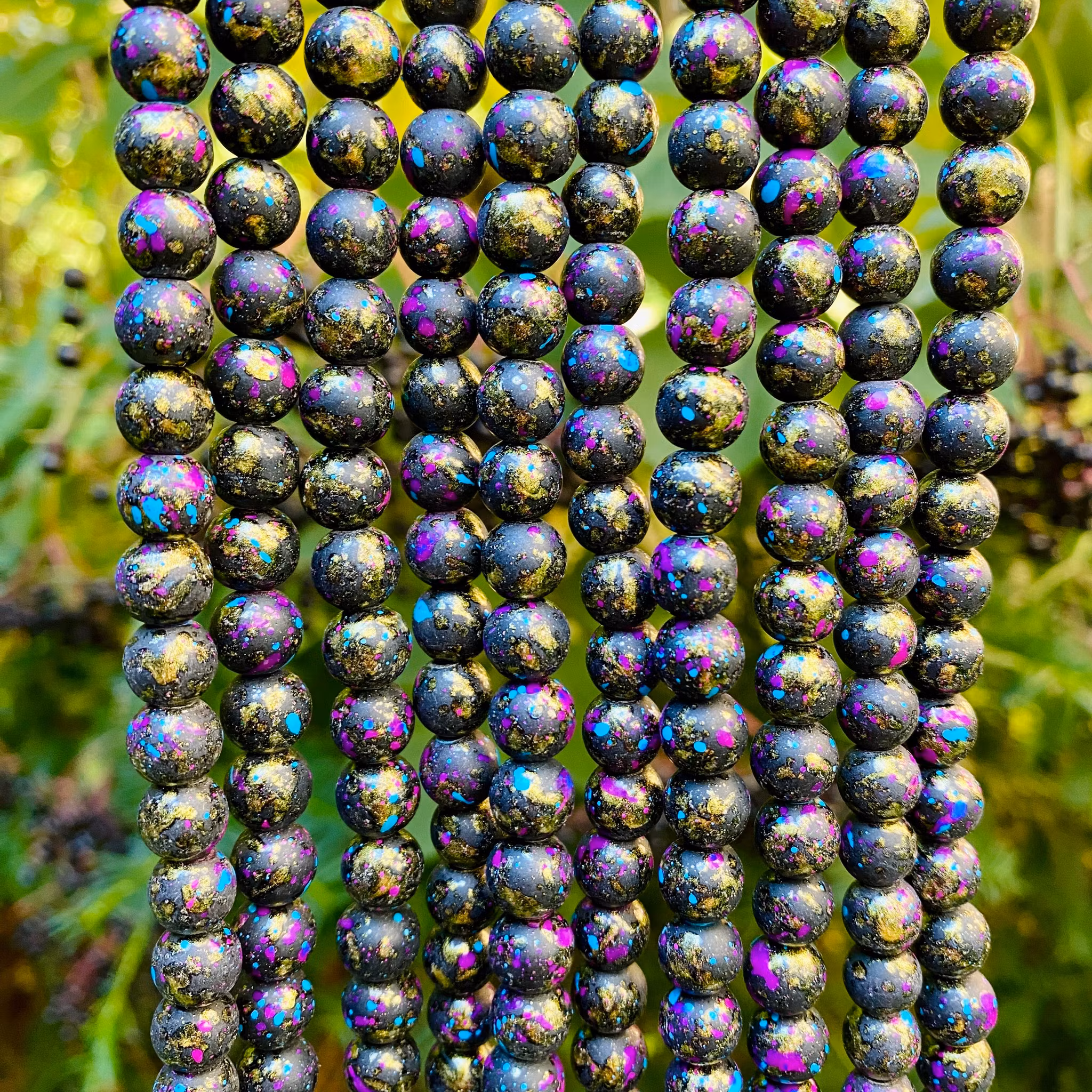 Glaspärlor 8 mm färgstänk magenta/turkos
