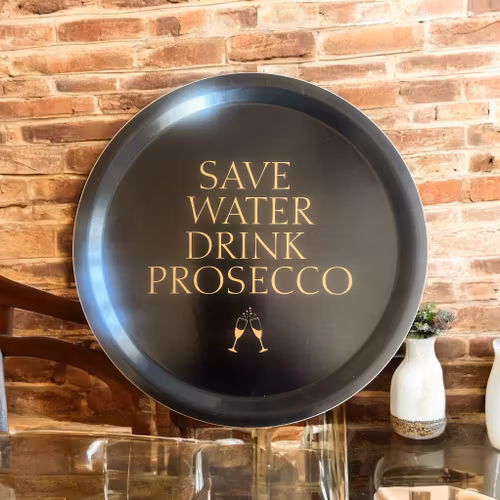 Bricka rund 31 cm, SAVE WATER, svart/vit text