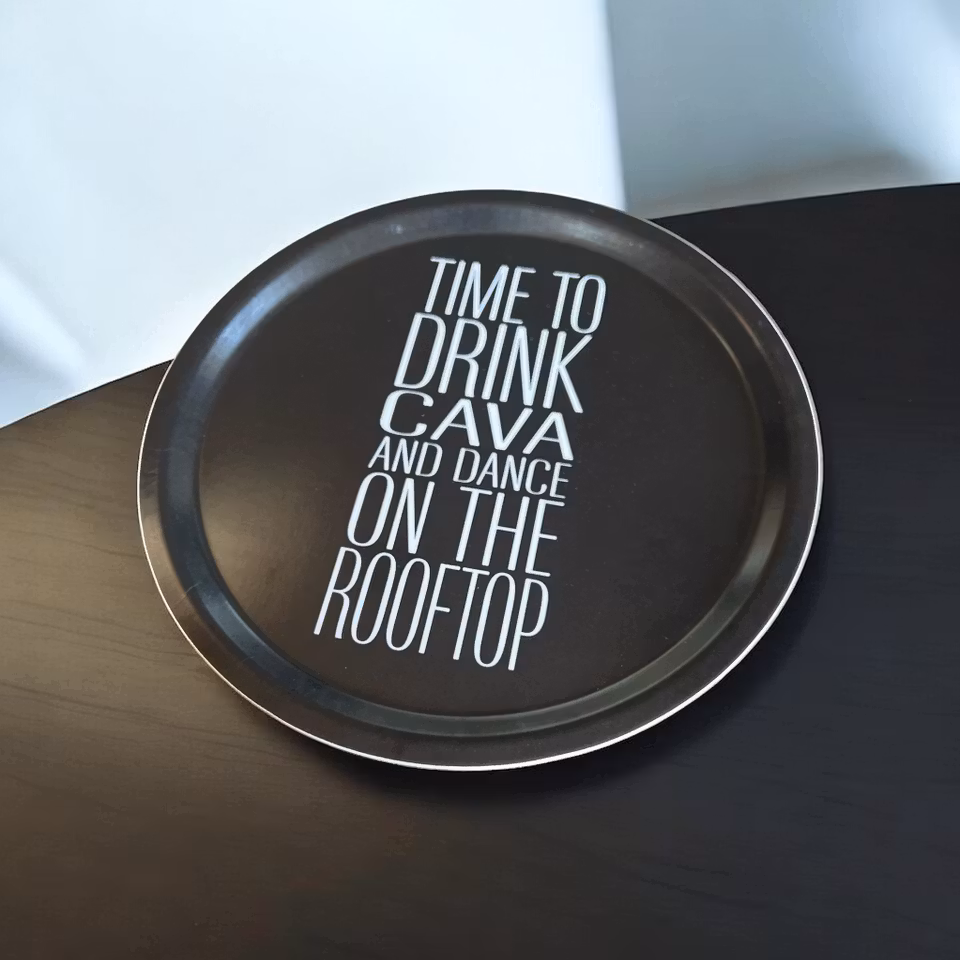 Bricka rund 31 cm, TIME TO DRINK, svart/vit text