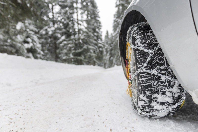 Allt du behöver veta om snökedjor, slirskydd och broddar till bilar