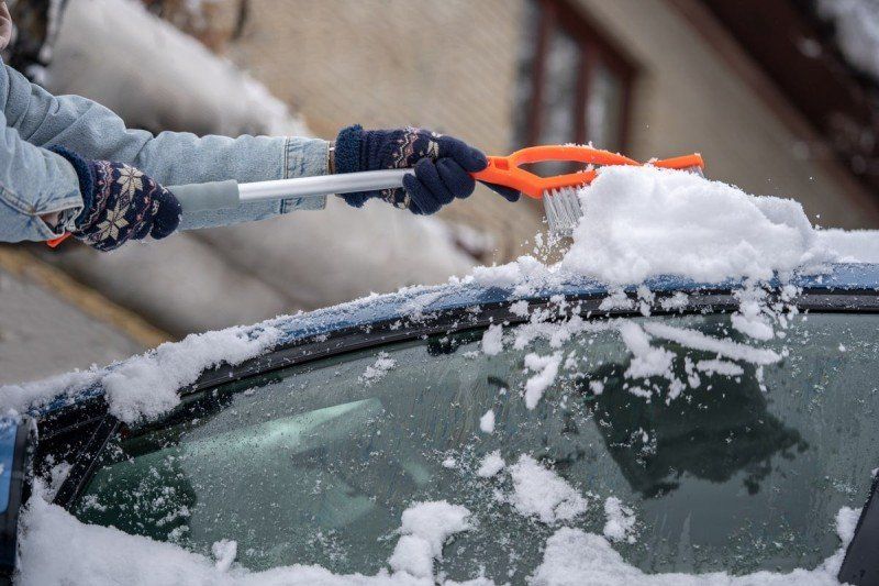 Så blir du av med snö och is från bilen