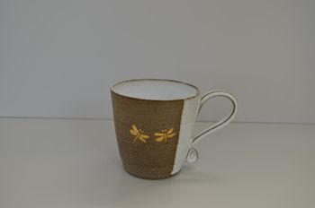 Mugg med trollsländor i gulddekor