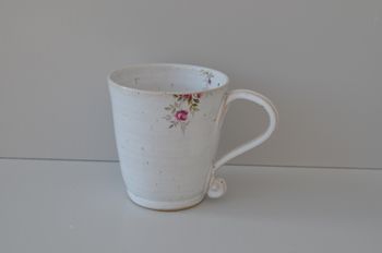 Mugg Vitglaserad med ros dekor