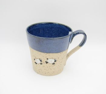 Blå mugg  med får som skuttar