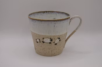 Vit mugg  med får som skuttar