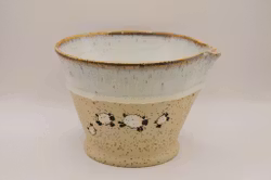 Vit Spillkum  med 4 får som skuttar