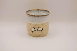 Vit Latte mugg med får som skuttar