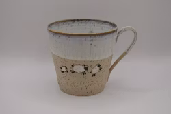 Vit mugg  med får som skuttar