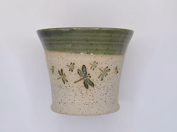 Blomkruka med gröna trollsländor