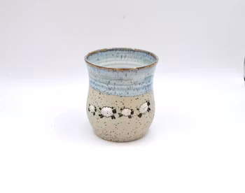 Vit Latte mugg med får som skuttar