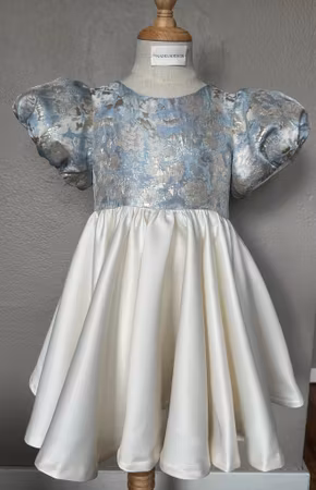 Elegant brokade satenkjole 4 år