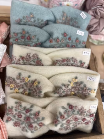 Ullpannebånd med nydelig blomsterbroderi