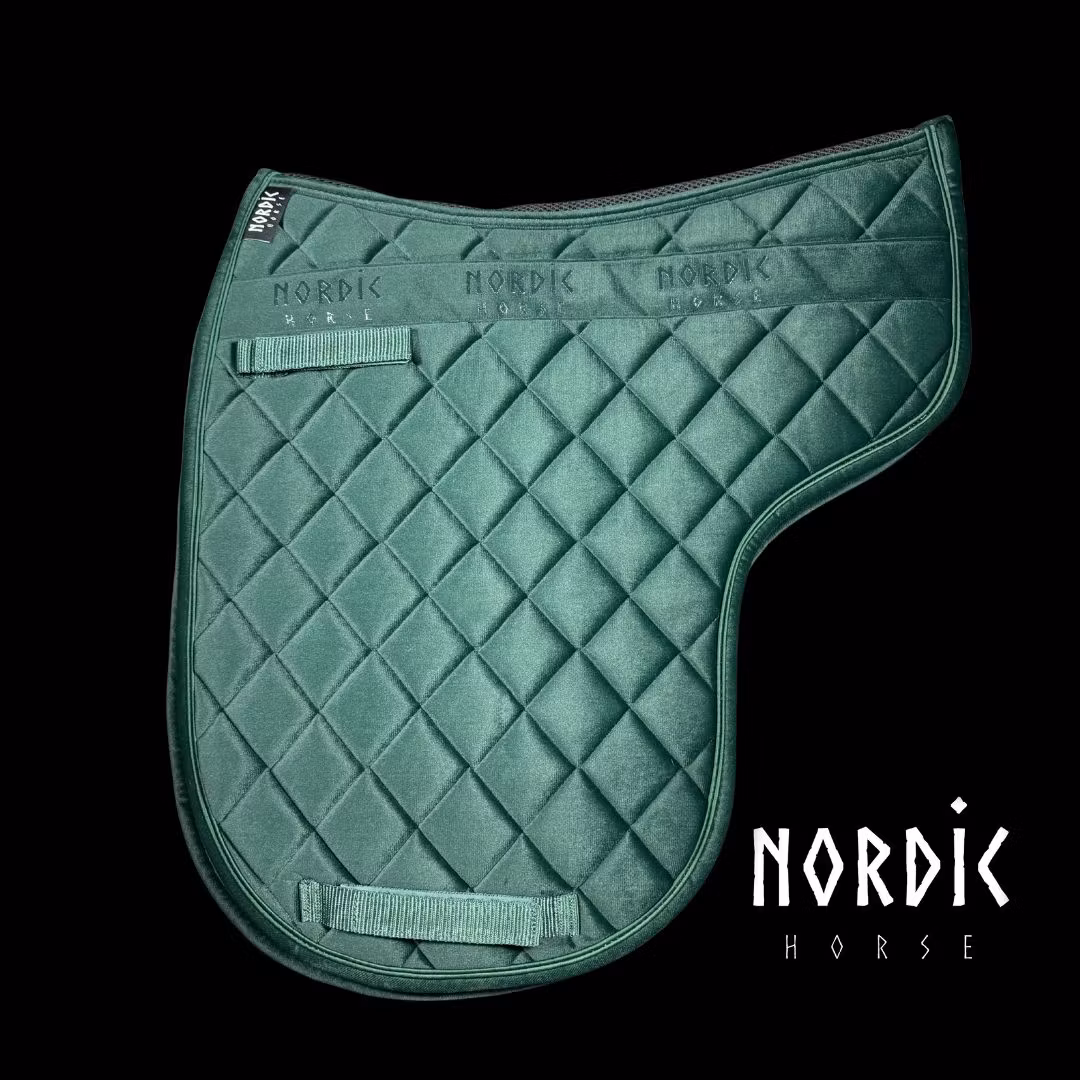 Nordic Horse Vojlock i blank grön sammet. NYHET !