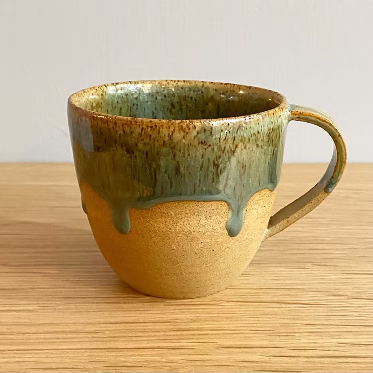 Kopp med rinnig grön glasyr