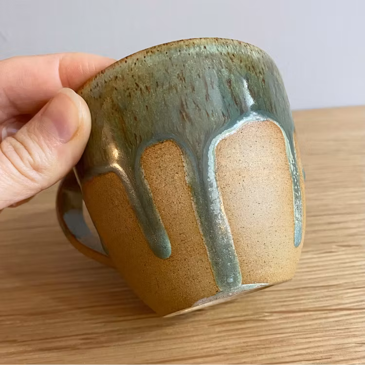 Kopp med rinnig grön glasyr