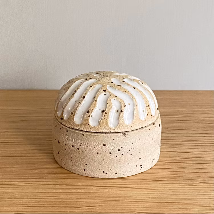 Ask med karvat mönster