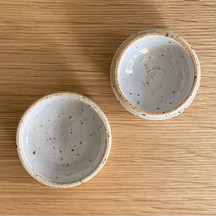 Ask med karvat mönster