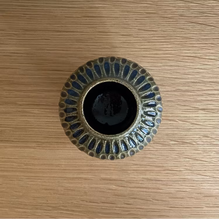 Mörkgrön vas med karvat mönster