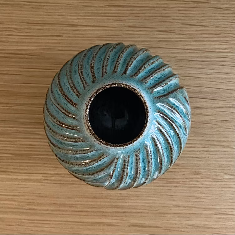 Vas med karvat mönster