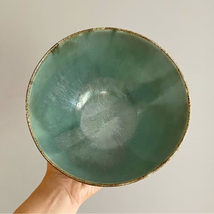 Skål med grön glasyr