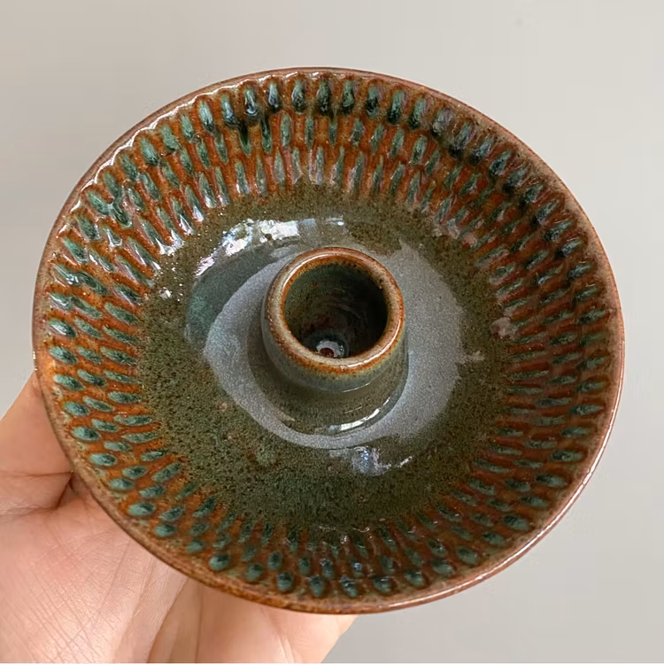 Ljusstake med rostgrön glasyr