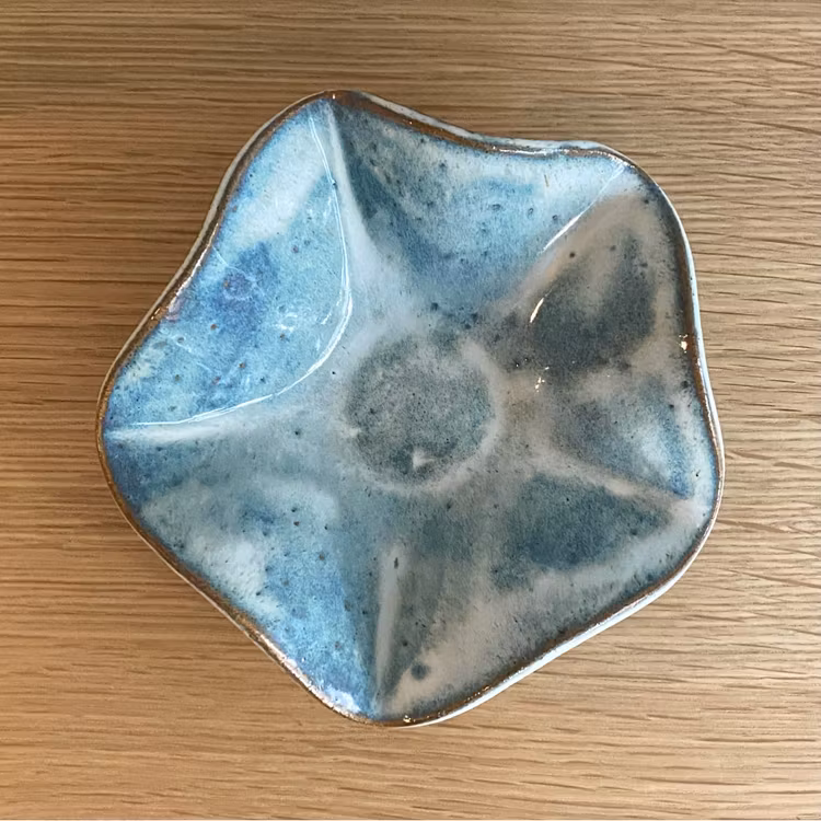 Isblå skål med vågig kant