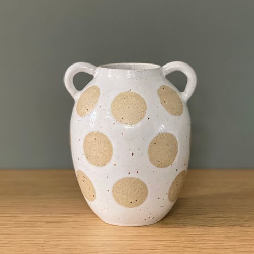 Större vas med prickar och öron