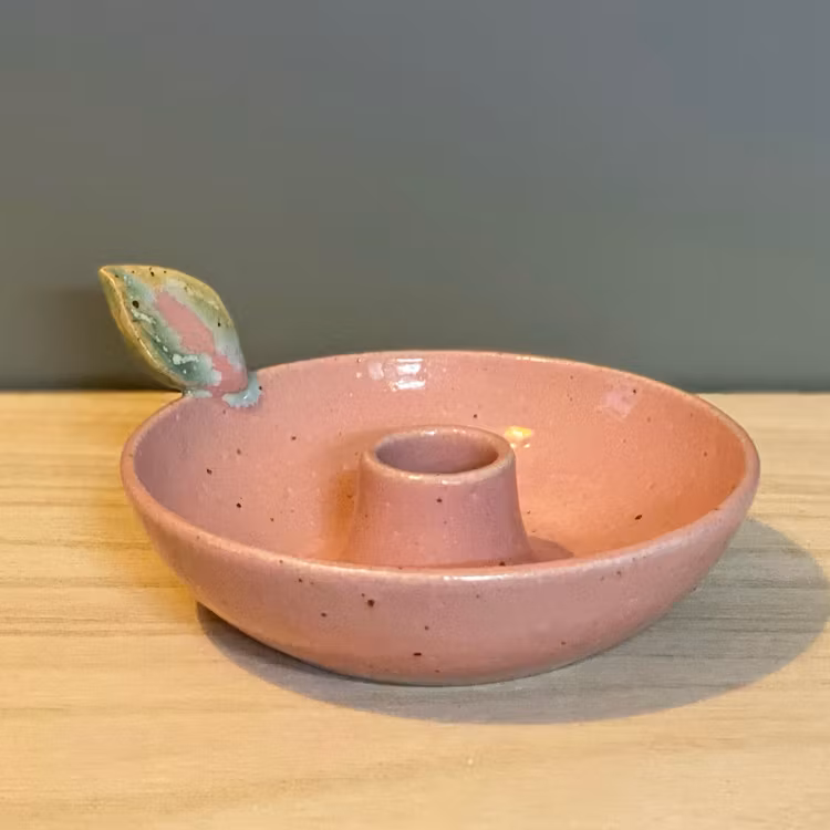 Rosa ljusstake med palettblad