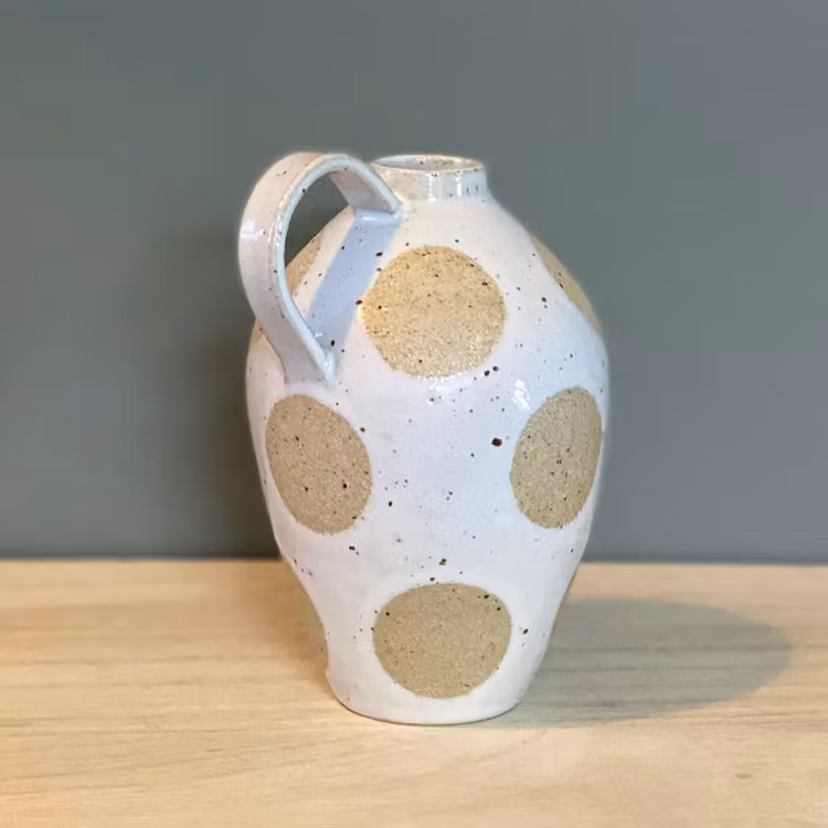 Vas med prickar och öra