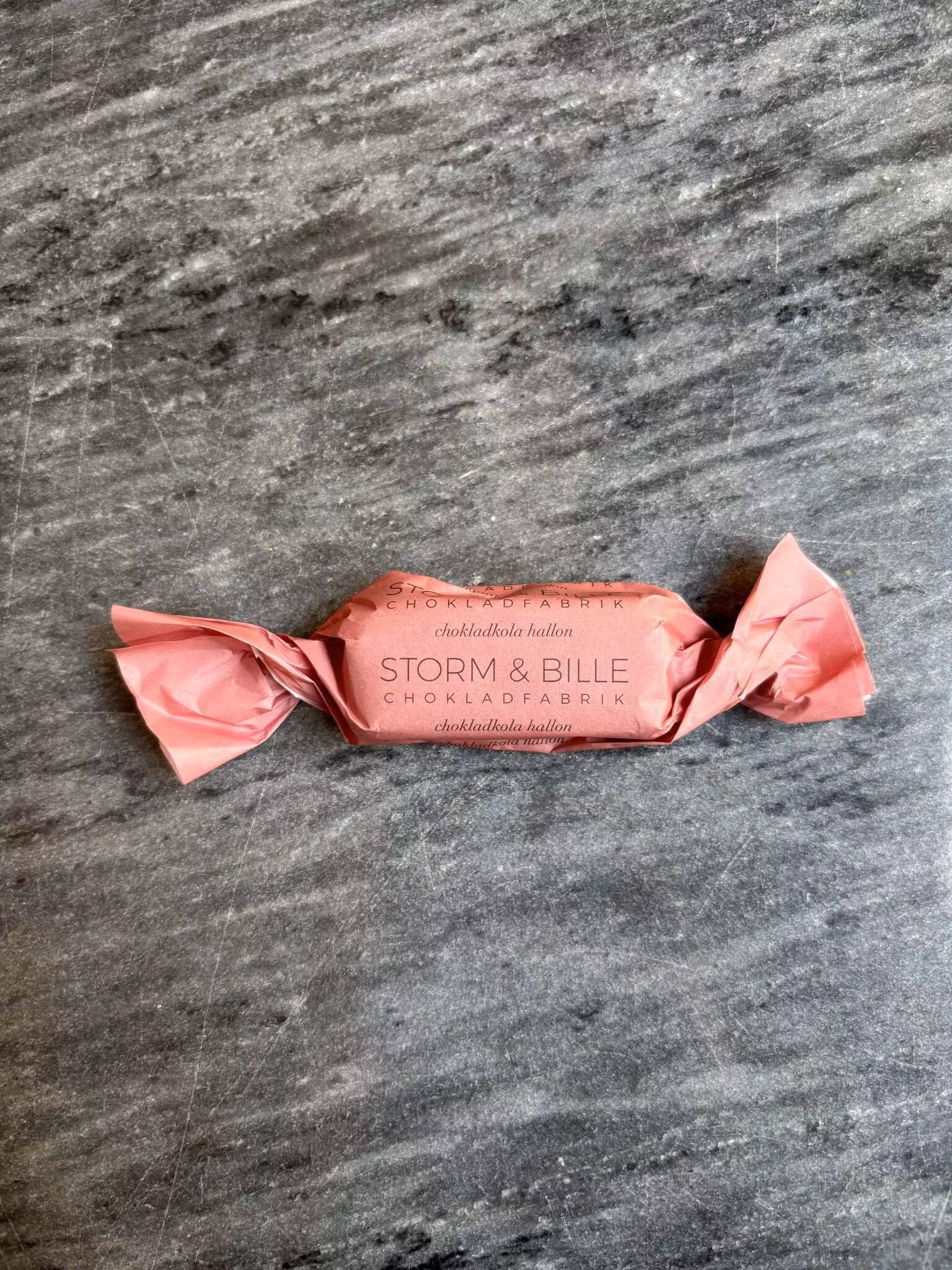 Storm & Bille - Chokladkola Hallon, 25g