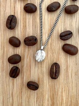 Halsband med kaffeböna i silver (sterling 925)