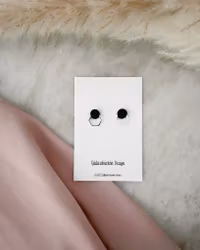 Svarta Studs med Silverdetalj
