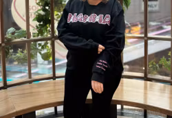 Mamma – svart genser med håndalfabet og tekst i rosa leopardmønster