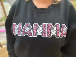 Mamma – svart genser med håndalfabet og tekst i rosa leopardmønster