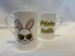 Påskekopp med kanin design og "Påskekaffe" i håndalfabet og tekst