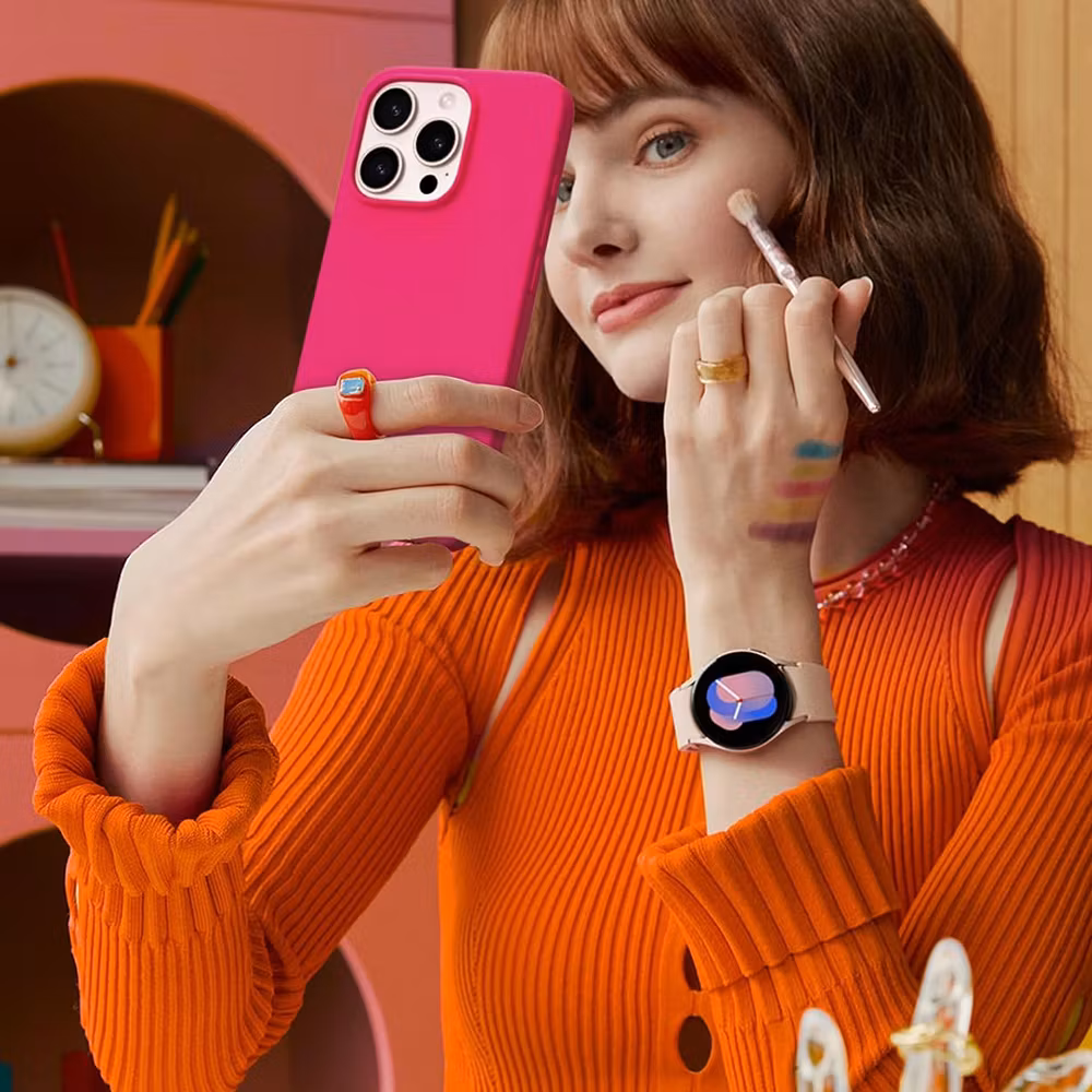 iPhone 16 Pro MC Silikonskal Cerise färg
