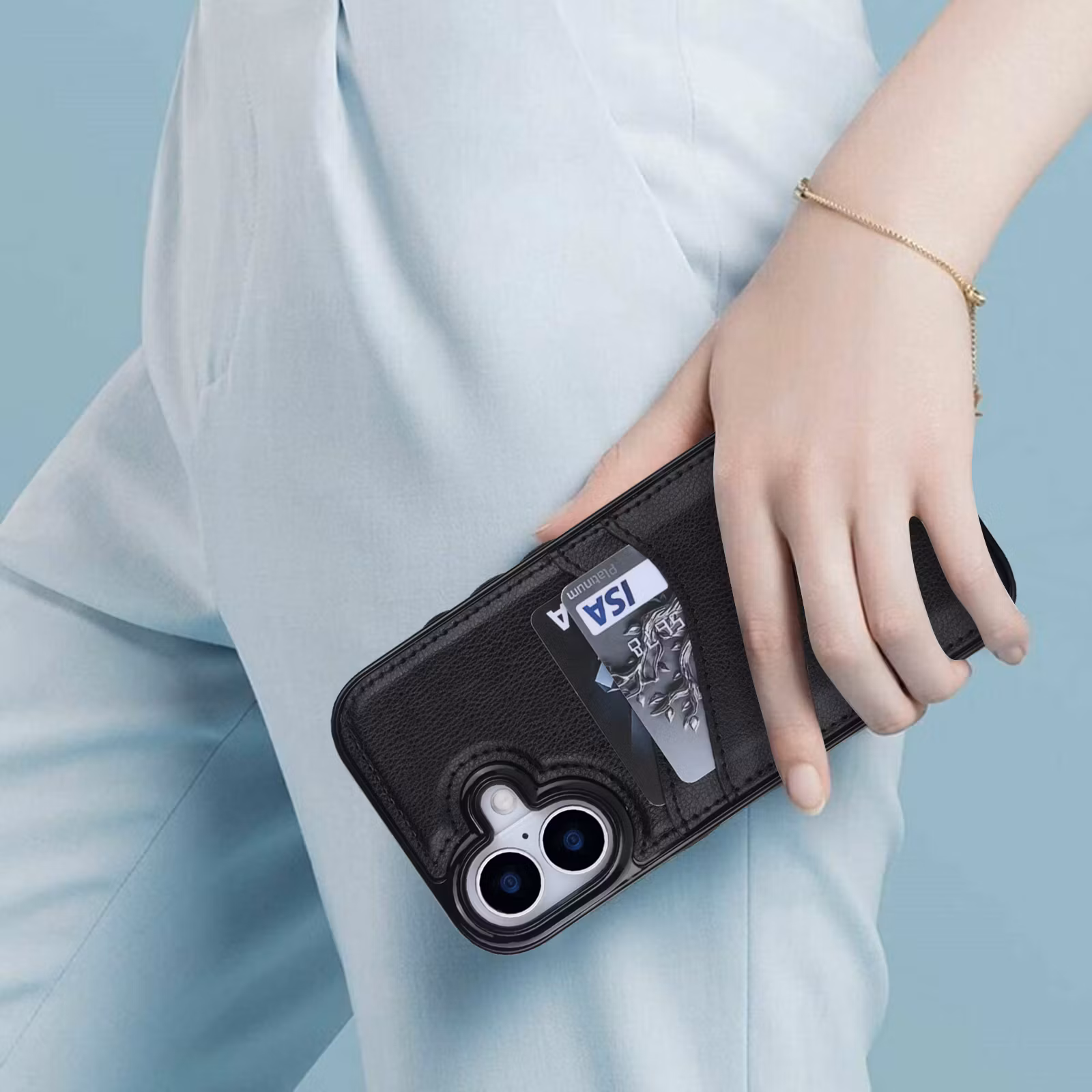 Phone 17-skal i svart läderlook med två kortfack.